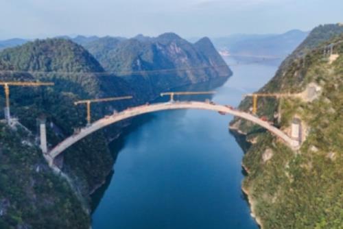 乌江特大桥拱圈合龙，瓮马铁路关键控制性工程取得新突破